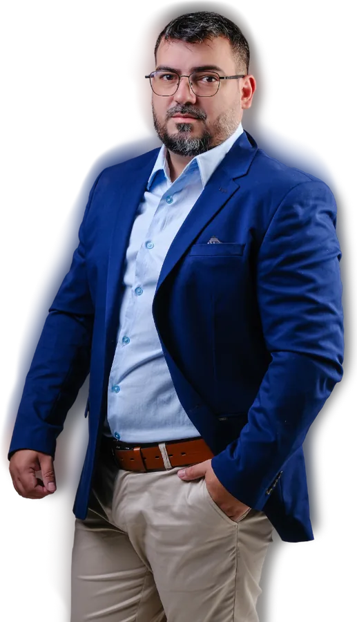 Marlo Julião em pé, de blazer azul e calça bege